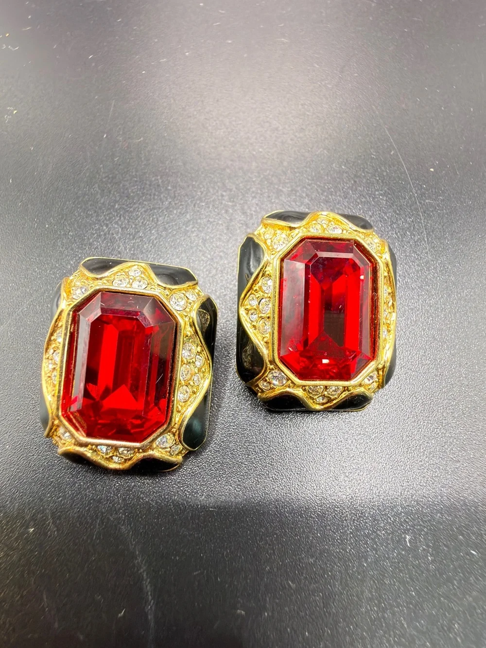 SWAROVSKI RED FACETED EMERALD CUT CRYSTAL GOLD TONE BLACK ENAMEL CLIP EARRINGS - Picture 6 of 6